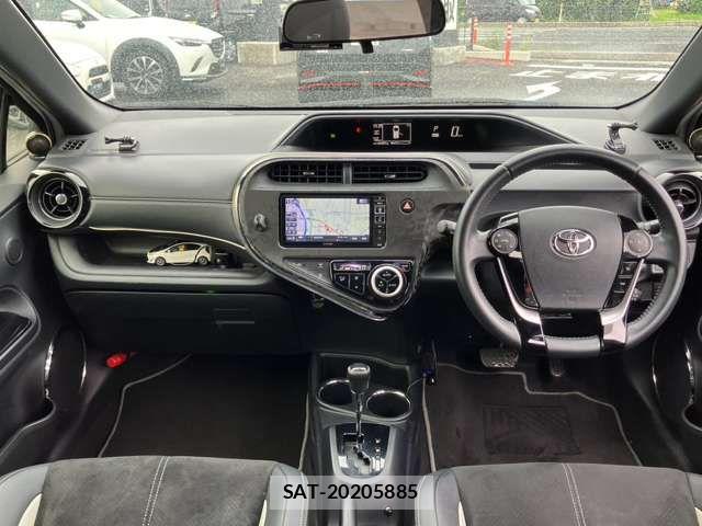 Toyota AQUA 2018-01 8364716-12