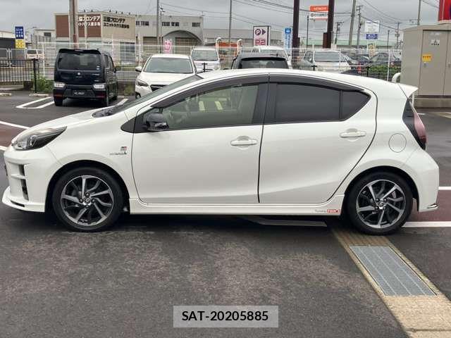 Toyota AQUA 2018-01 8364716-15