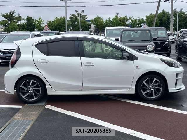 Toyota AQUA 2018-01 8364716-18