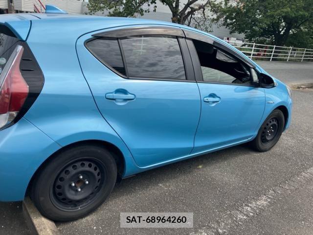 Toyota AQUA 2016-12 8364742-3