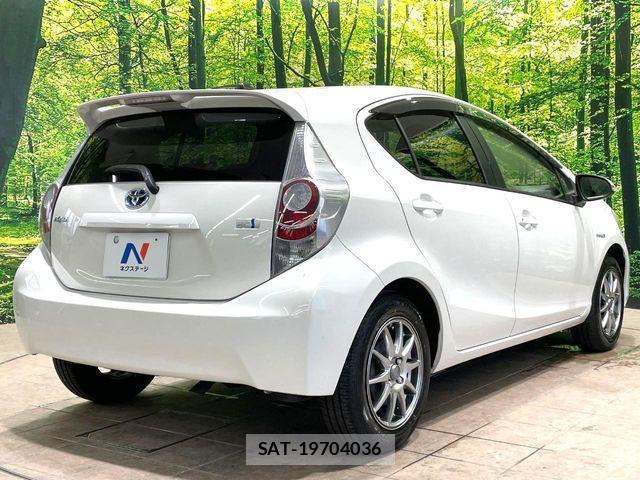 Toyota AQUA 2013-12 8364737-16