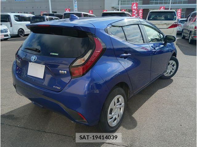 Toyota AQUA 2022-01 8364713-1