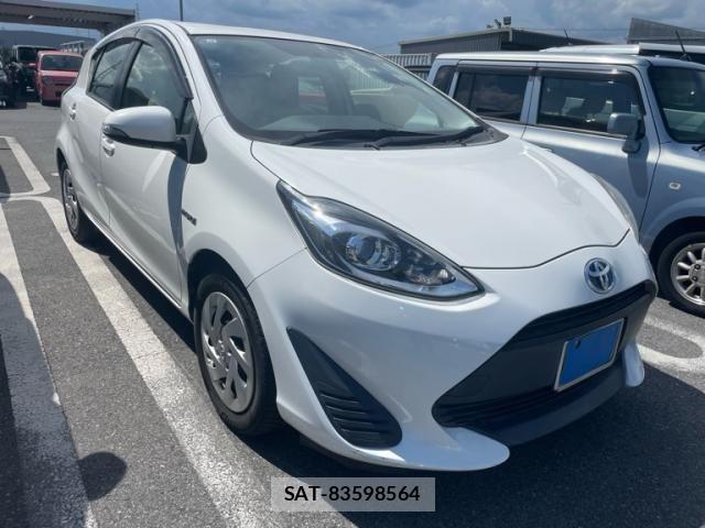 Toyota AQUA 2017-10 8364734-1