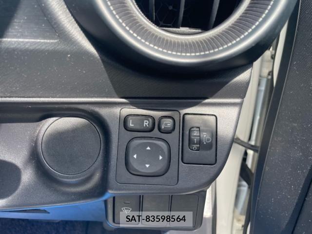 Toyota AQUA 2017-10 8364734-5