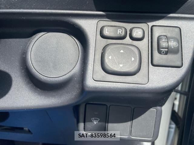 Toyota AQUA 2017-10 8364734-6