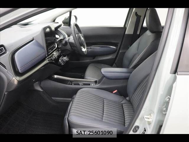 Toyota AQUA 2023-11 8364708-11