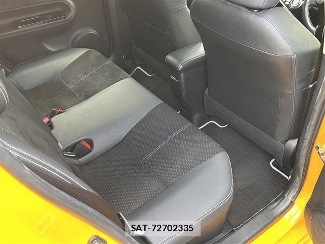 Toyota AQUA 2015-02 8364721-15
