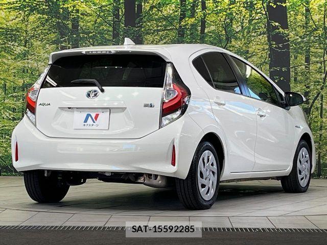 Toyota AQUA 2017-06 8364718-16