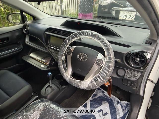 Toyota AQUA 2016-02 8364763-11