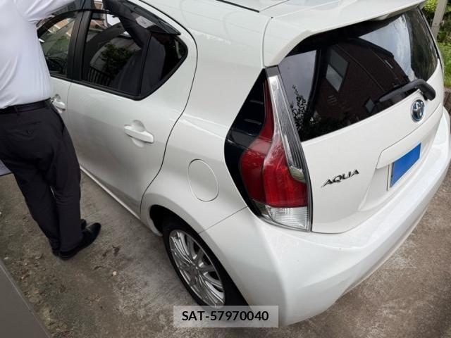 Toyota AQUA 2016-02 8364763-4