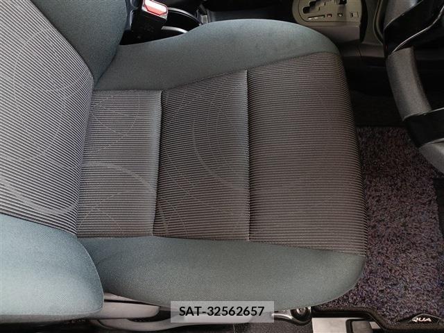 Toyota AQUA 2016-10 8364720-13