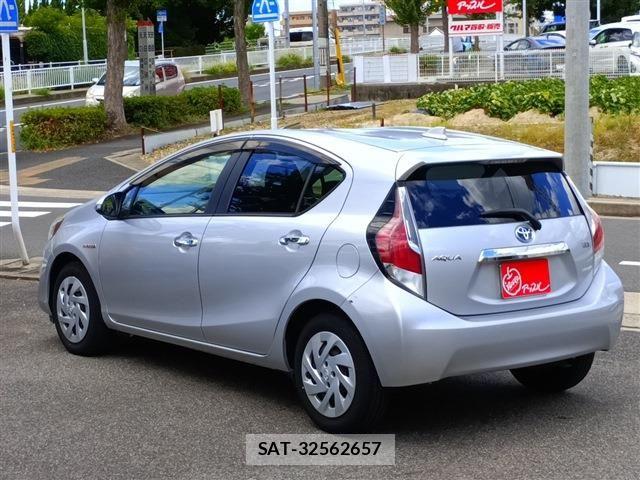 Toyota AQUA 2016-10 8364720-3