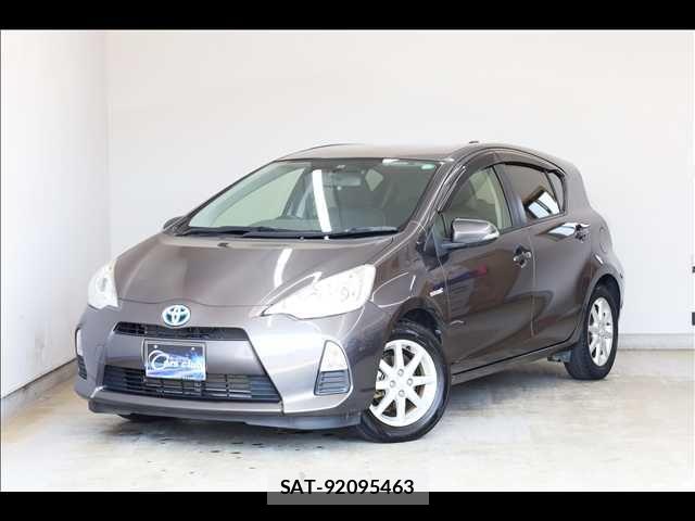 Toyota AQUA 2013-07 8364748-0
