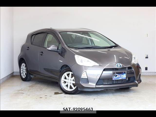 Toyota AQUA 2013-07 8364748-1