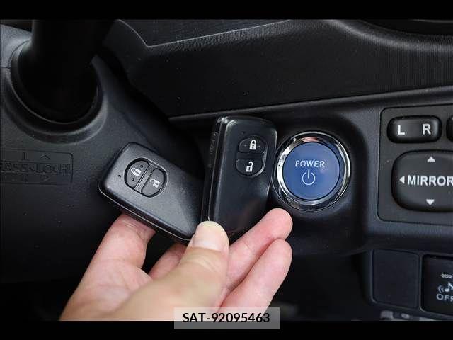 Toyota AQUA 2013-07 8364748-3