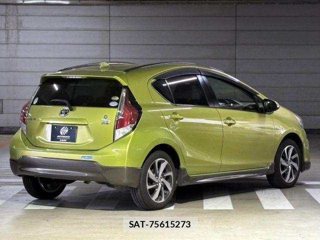 Toyota AQUA 2015-08 8364743-2