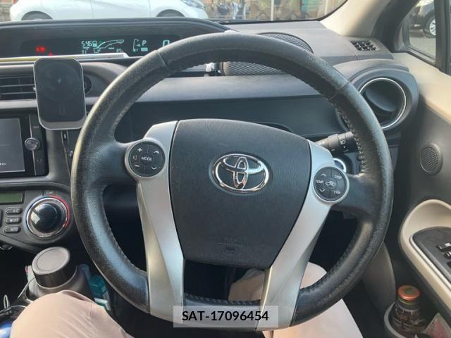 Toyota AQUA 2014-01 8364750-12