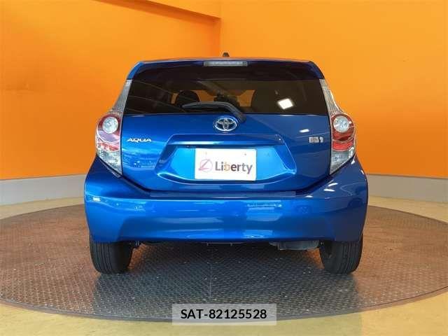 Toyota AQUA 2013-08 8364749-10