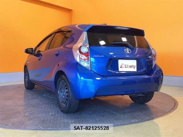 Toyota AQUA 2013-08 8364749-11