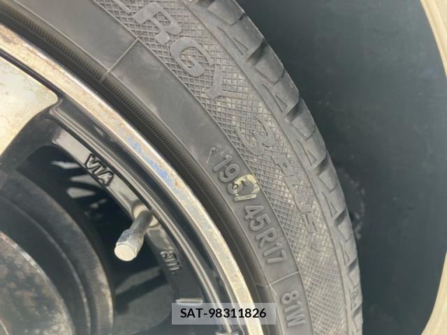 Toyota AQUA 2013-04 8371434-10