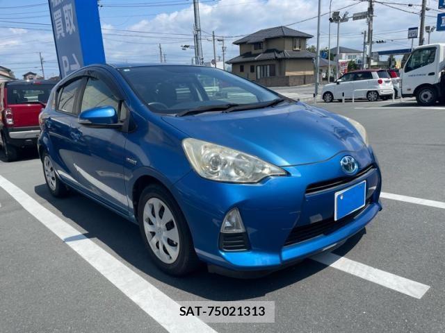 Toyota AQUA 2013-03 8371430-1