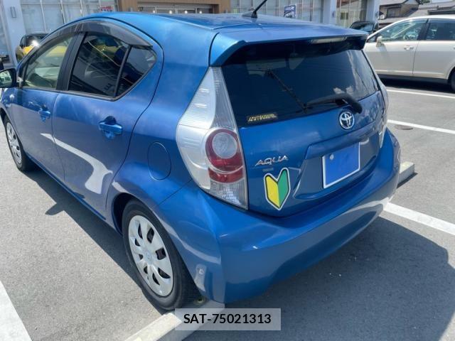 Toyota AQUA 2013-03 8371430-2