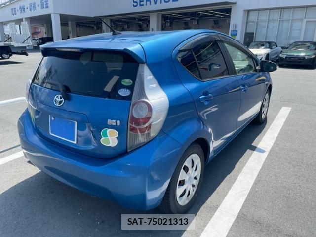 Toyota AQUA 2013-03 8371430-3