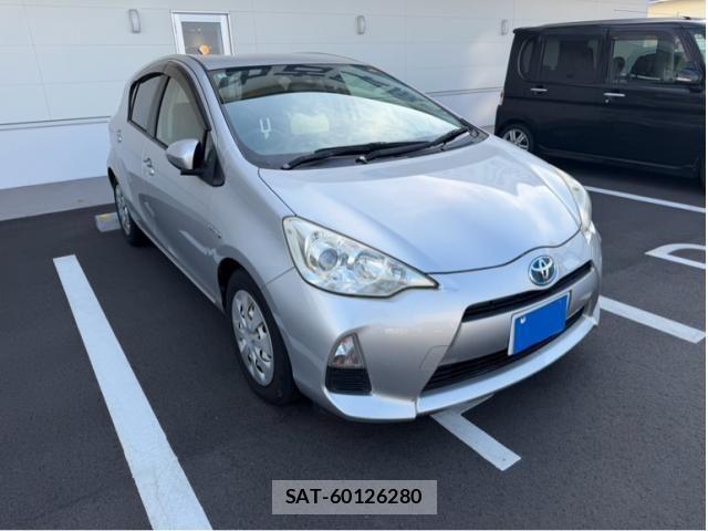 Toyota AQUA 2012-08 8371431-0
