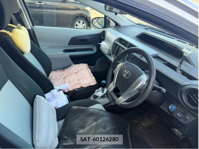 Toyota AQUA 2012-08 8371431-13