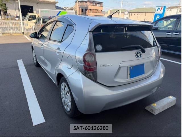 Toyota AQUA 2012-08 8371431-1