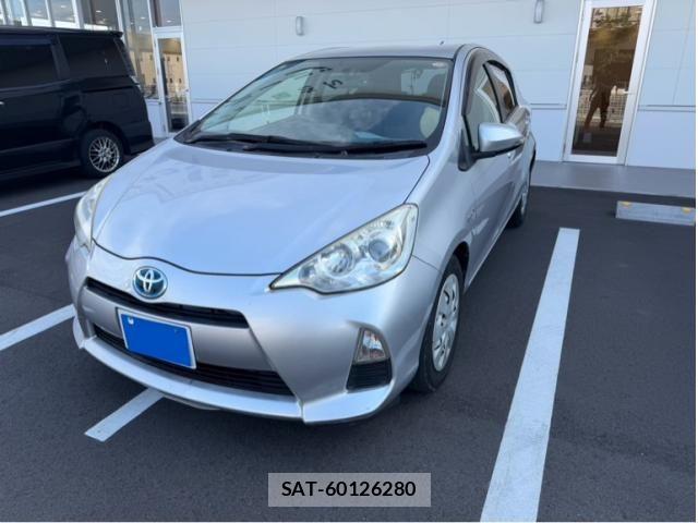 Toyota AQUA 2012-08 8371431-2