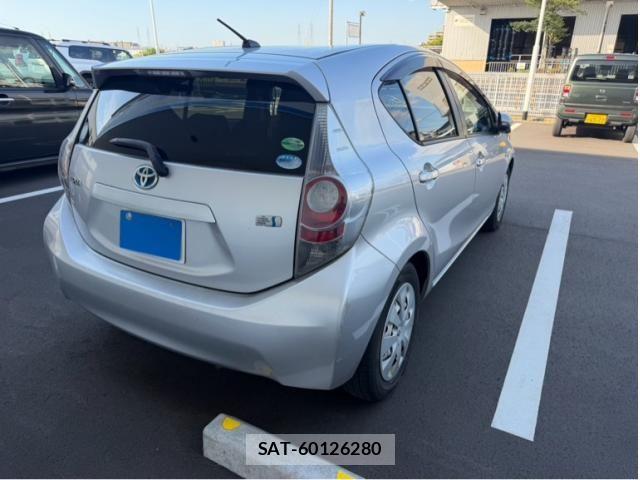 Toyota AQUA 2012-08 8371431-3