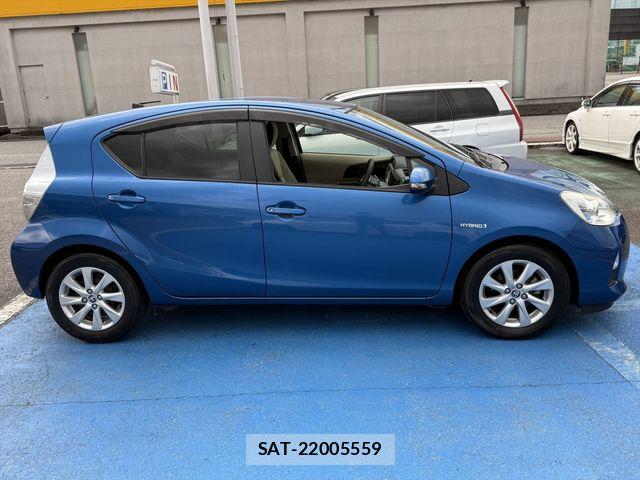 Toyota AQUA 2013-08 8371426-3