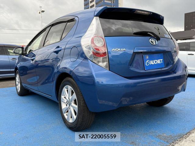 Toyota AQUA 2013-08 8371426-6
