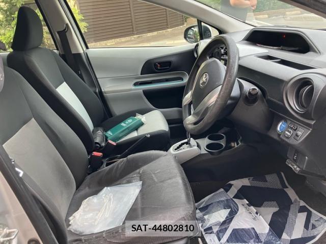 Toyota AQUA 2012-02 8371432-11