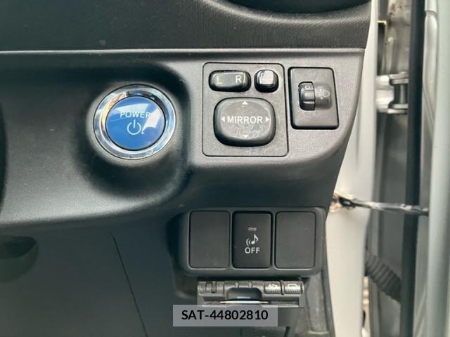 Toyota AQUA 2012-02 8371432-17