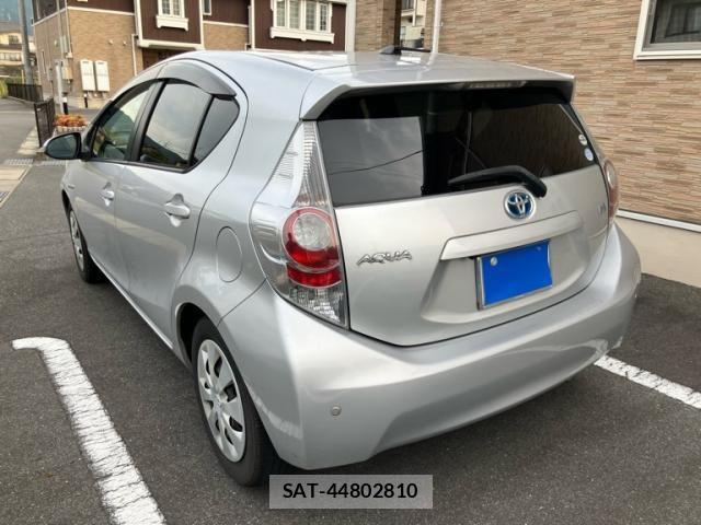 Toyota AQUA 2012-02 8371432-2