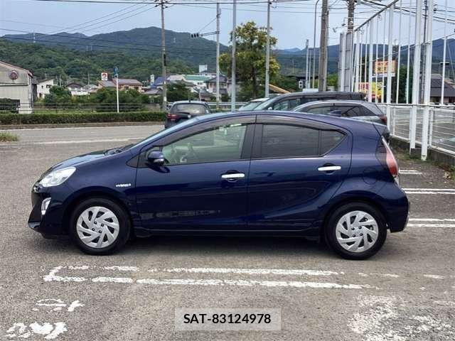 Toyota AQUA 2016-12 8371422-11