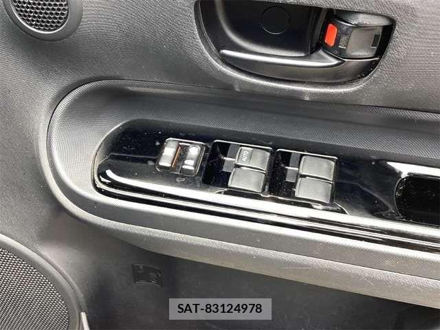 Toyota AQUA 2016-12 8371422-18