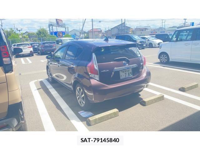 Toyota AQUA 2017-03 8371424-1