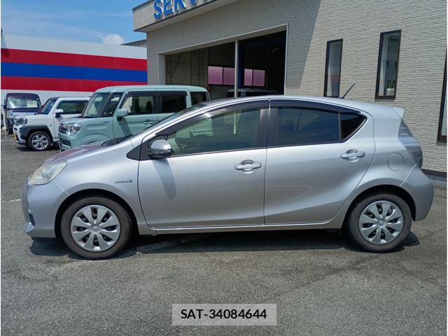 Toyota AQUA 2013-07 8371429-3