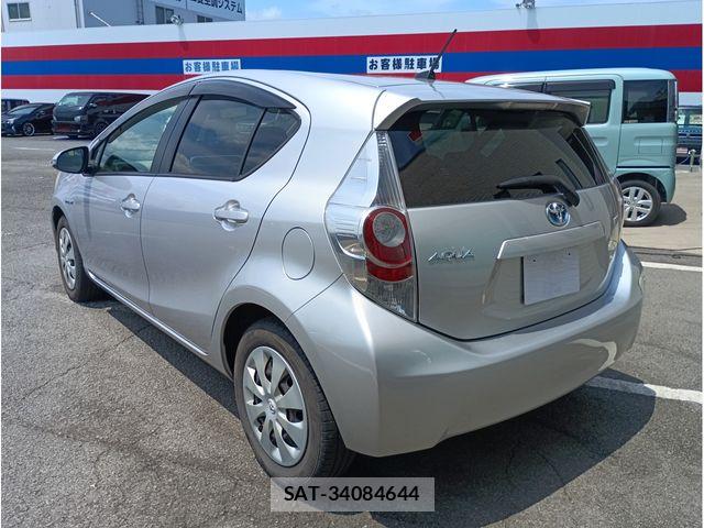 Toyota AQUA 2013-07 8371429-4