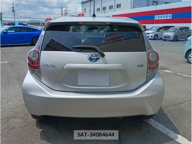 Toyota AQUA 2013-07 8371429-5