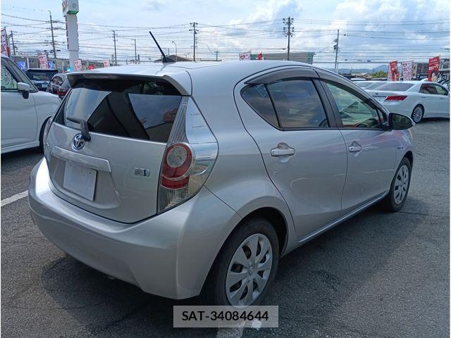 Toyota AQUA 2013-07 8371429-6