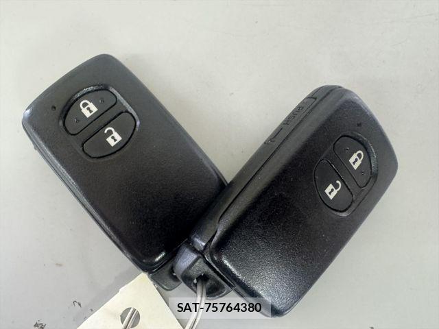 Toyota AQUA 2016-01 8371428-29
