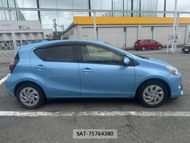Toyota AQUA 2016-01 8371428-3