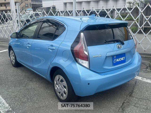 Toyota AQUA 2016-01 8371428-6