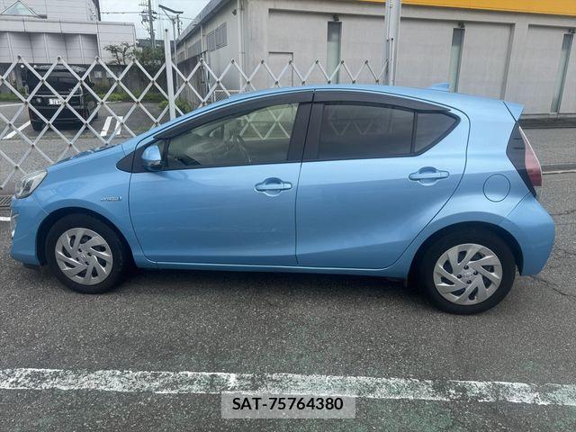 Toyota AQUA 2016-01 8371428-7