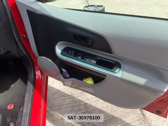 Toyota AQUA 2013-02 8371435-12