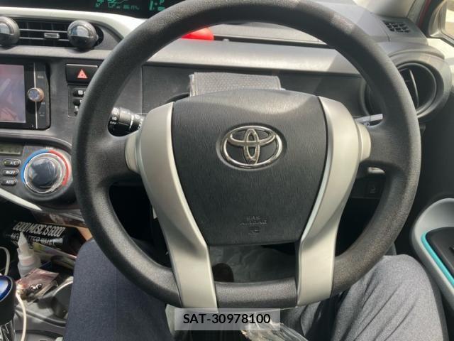 Toyota AQUA 2013-02 8371435-17